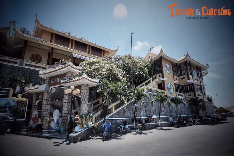 Nằm bên bờ biển của thị trấn Long Hải, huyện Long Điền, tỉnh Bà Rịa - Vũng Tàu, Dinh Cô là một địa điểm tâm linh tiếng linh thiêng của khu vực Đông Nam Bộ.