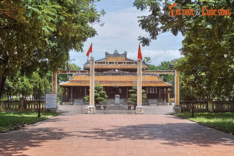 Được thành lập từ năm 1803, trường Quốc Tử Giám ở Huế là học phủ tối cao của triều Nguyễn. Đây chính là nơi đã đào tạo ra nhiều quan chức ưu tú và sĩ phu yêu nước trong lịch sử Việt Nam.