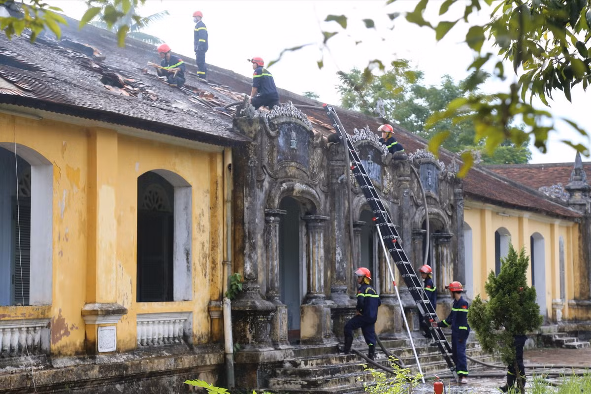 Vào chiều ngày 17/8, một vụ cháy lớn đã xảy ra bên trong Quốc Tử Giám triều Nguyễn ở Huế. Được biết, Quốc Tử Giám là một địa điểm thuộc quần thể di tích đã được UNESCO ghi tên vào danh mục Di sản thế giới của Cố đô Huế. Ảnh: Báo Lao Động.