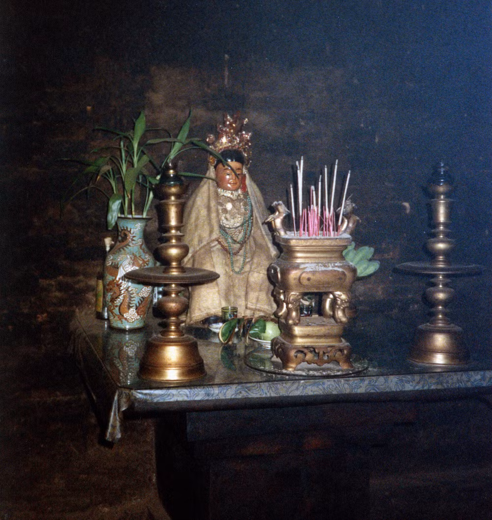 Bàn thờ trong tháp Bà Ponagar.