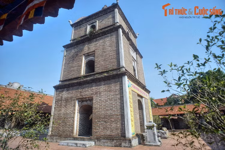 Tháp xây bằng loại gạch cỡ lớn ngày xưa, được nung thủ công tới độ có màu sẫm già của vại sành. Tường tháp rất vững do xây bằng nhiều lớp gạch, bề dày ước chừng 0,7 mét. Chân tháp vuông, mỗi cạnh rộng gần 7 mét. Kích thước này cho thấy quy mô tòa tháp ngày xưa rất bề thế.