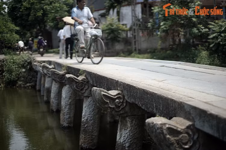  1. Từng được làm bằng gỗ. Cầu đá làng Nôm có một lịch sử rất lâu đời. Vào thế kỷ 16, cây cầu này được làm bằng gỗ lim. Đến thời vưa Tự Đức, cầu được người dân làng Nôm xây lại hoàn toàn bằng đá xanh và gìn giữ đến ngày nay.