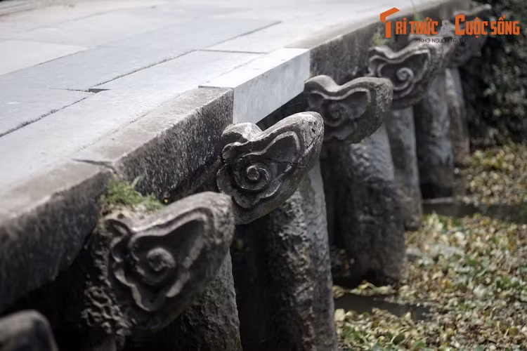  4. Hình tượng vân mây. Các mỏm đá dầm cầu được chạm trổ vân mây khá tinh xảo. Đây là một loại họa tiết thường sử dụng để trang trí trong kiến trúc cổ, biểu trưng cho vận tốt và phúc lành.