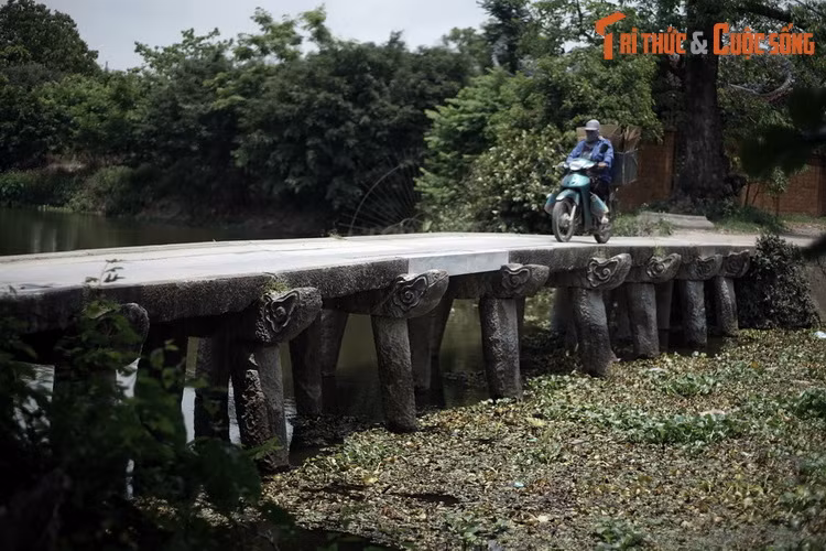  8. Cầu Nôm trong văn hóa dân gian. Cây cầu lịch sử này đã đi vào tâm thức của nhiều thế hệ người dân làng Nôm qua câu ca dao: “Ai về cầu đá làng Nôm / Mà xem phong cảnh nước non hữu tình”...