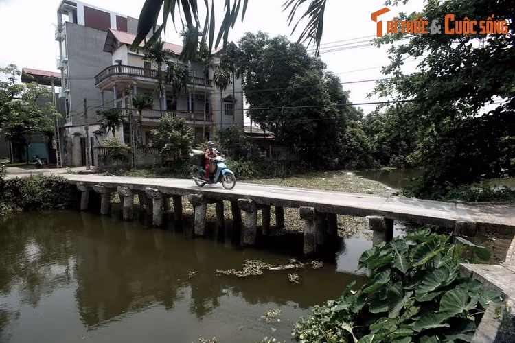  3. Con số 9. Cầu đá làng Nôm được xây 9 nhịp. Theo quan niệm tâm linh của người xưa, số 9 tượng trưng cho sự may mắn, viên mãn.
