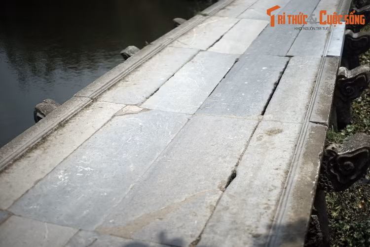  2. Kỹ thuật xây cầu "bí truyền". Nét đặc biệt trong cách xây dựng của cầu Nôm là mặt cầu, dầm cầu và chân cầu chỉ gác lên nhau chứ không có vật liệu liên kết như vôi vữa hay đinh ốc. Dù vậy, cây cầu vẫn đứng vững sau hai thế kỷ tồn tại.
