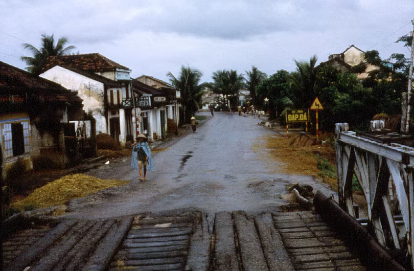 Thị trấn Đập Đá, nay là phường Đập Đá, thị xã An Nhơn, tỉnh Bình Định.