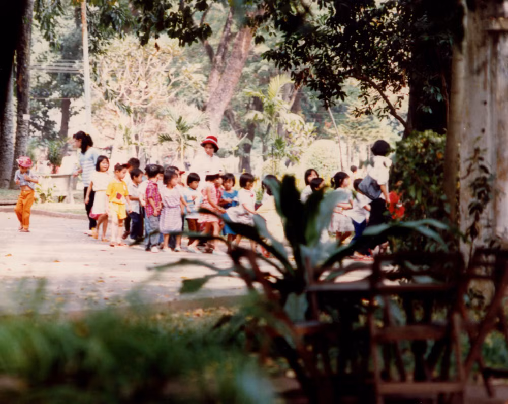 Trẻ em mầm non được cô giáo dẫn đi tham quan ở Thảo Cầm Viên Sài Gòn, TP. HCM năm 1988. Ảnh: Diligam_te Flickr.