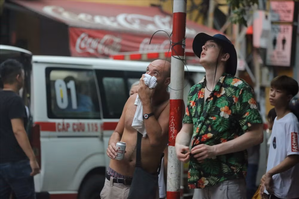 Nhiều người hiếu kỳ ra xem đám cháy. Ảnh: Sơn Tùng.