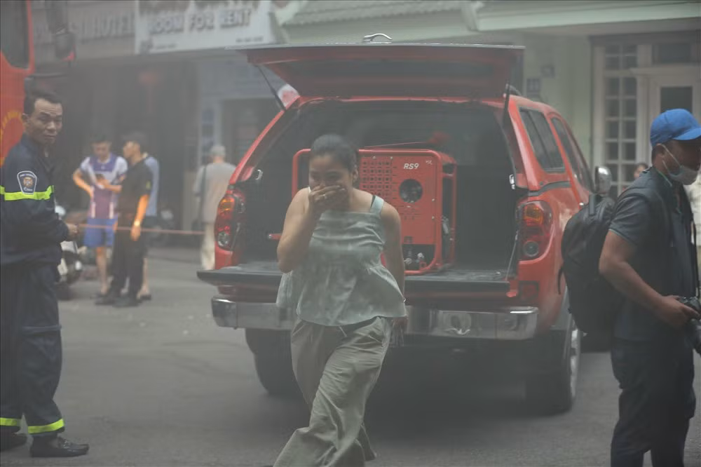 Các nạn nhân được lực lượng PCCC và CNCH đưa ra ngoài an toàn. Ảnh: Sơn Tùng.