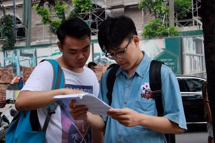 Hon 887.000 thi Ngu Van THPT de thi: Ai da dat ten cho dong song-Hinh-4