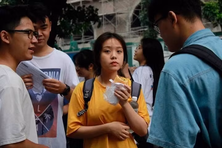 Hon 887.000 thi Ngu Van THPT de thi: Ai da dat ten cho dong song-Hinh-5