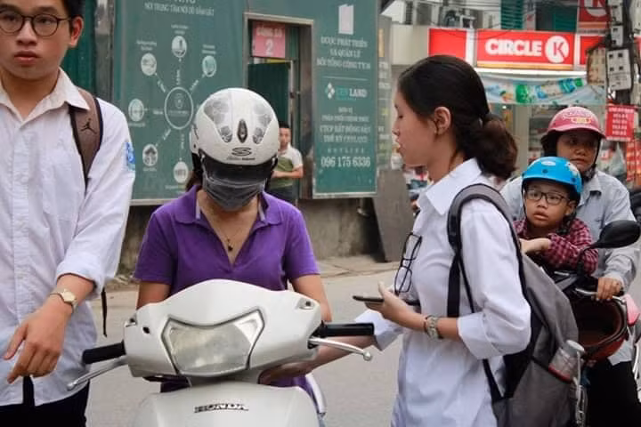 Hon 887.000 thi Ngu Van THPT de thi: Ai da dat ten cho dong song-Hinh-6