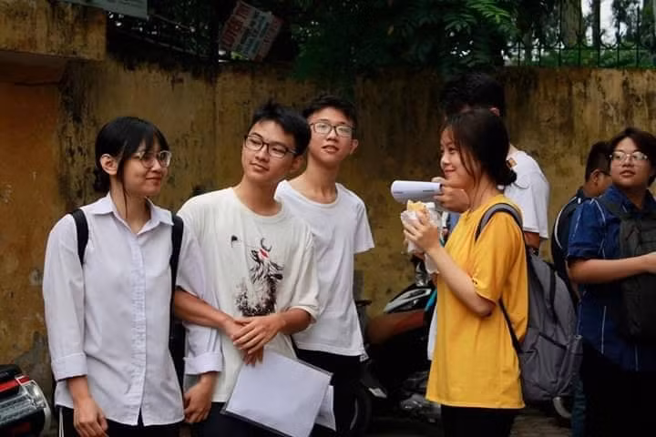 Hon 887.000 thi Ngu Van THPT de thi: Ai da dat ten cho dong song-Hinh-7