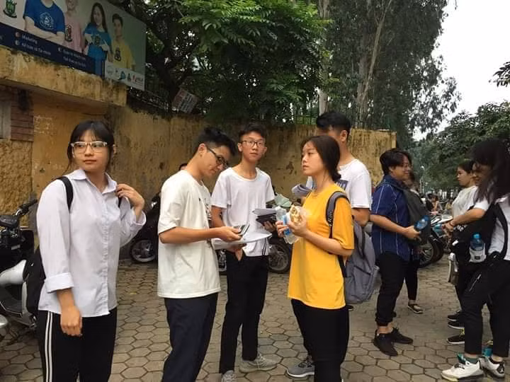 Hon 887.000 thi Ngu Van THPT de thi: Ai da dat ten cho dong song-Hinh-2