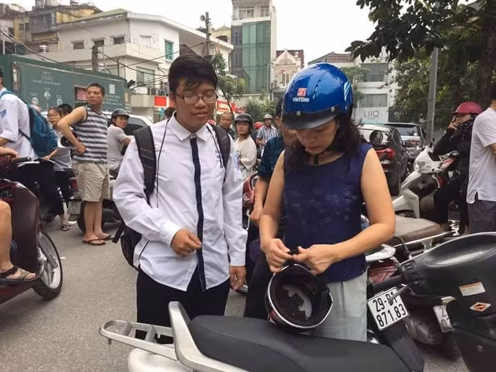 Hon 887.000 thi Ngu Van THPT de thi: Ai da dat ten cho dong song-Hinh-9