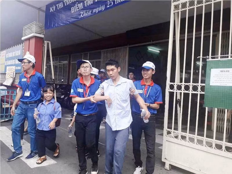 Tại kỳ thi THPT quốc gia năm 2019, có nhiều thí sinh bị khuyết tật tay đến tham gia kỳ thi với mơ ước đậu vào trường Đại học.