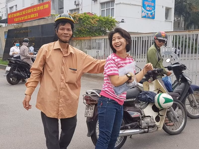 Nữ sinh khuyết tật hạnh phúc khi được bố chở đến thi.