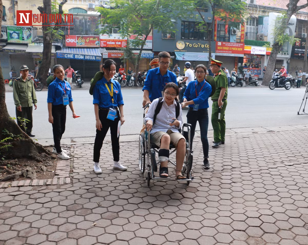 Theo ông Nguyễn Minh Phong, bố của nữ sinh ngồi xe lăn cho biết, em Nguyễn Thị Thuý Hà là học sinh trường Thực Nghiệm bị tai nạn cách ngày thi một tuần nên phải ngồi xe lăn đến thi. Gia đình khá lo lắng nhưng vẫn phải bình tĩnh, không tạo áp lực, chăm sóc để con thi cử tốt nhất. (Ảnh: Nguoiduatin).