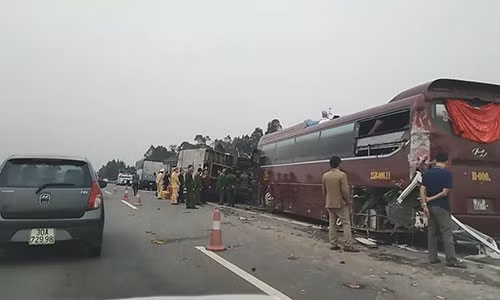  4. Xe tải tông đuôi xe khách trên đường cao tốc Hà Nôi - Lào Cai: Khoảng 9h sáng ngày 1/2, trên cao tốc Hà Nội-Lào Cai đoạn qua Phù Ninh, vào thời điểm trên ô tô chở khách mang biển kiểm soát 25B - 00011 gặp sự cố phải dừng đỗ bên đường cao tốc Nội Bài Lào Cai bị một chiếc xe tải chở hoa quả mang BKS 29C - 997 99 đi cùng chiều đâm vào phần đuôi xe. Hậu quả, 2 xe hư hỏng nặng, hàng hóa trên xe đổ tràn xuống đường dẫn đến ùn tắc giao thông. 