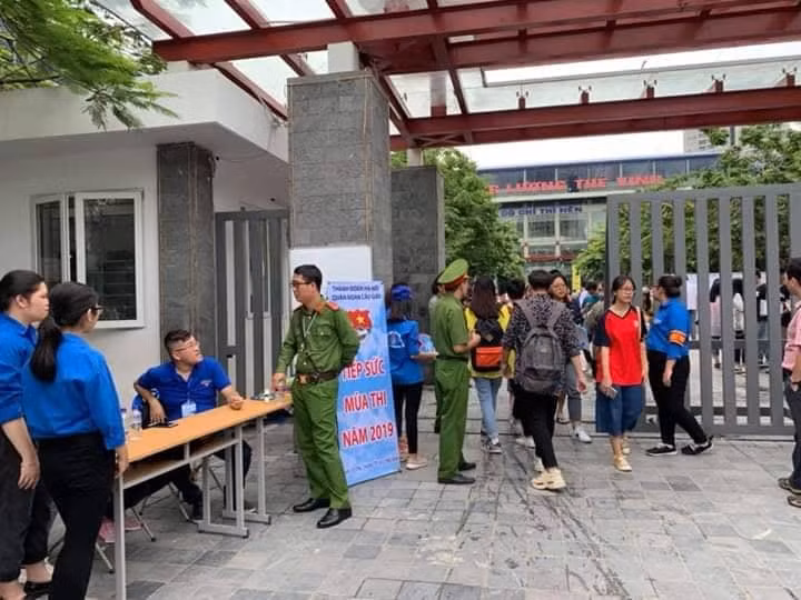 Tại cổng trường, rất nhiều tình nguyện viên đến tiếp sức mùa thi.