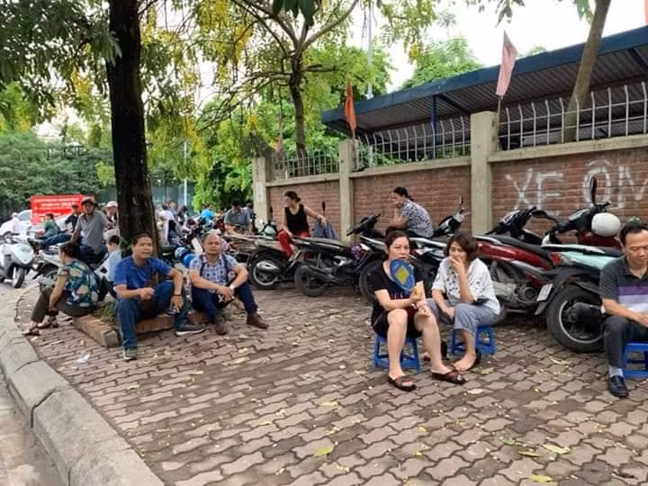 Nhiều phụ huynh đưa con đến điểm thi từ rất sớm, sau đó đợi con ngoài cổng trường.