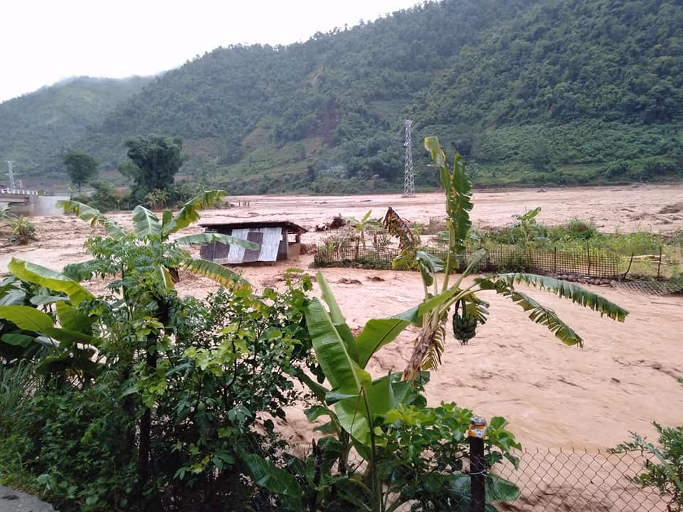 Nhiều nhà bị lũ quét cuốn trôi.