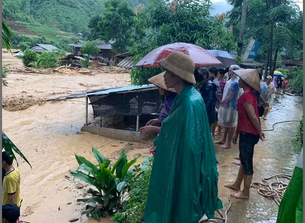 Người dân xót xa, bàng hoàng và bất lực nhìn dòng nước lũ cuốn phăng mọi thứ.