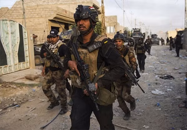 Các binh sĩ Sư đoàn 2 hành quân trên một con phố trong lòng thành phố Mosul. Ảnh FNA