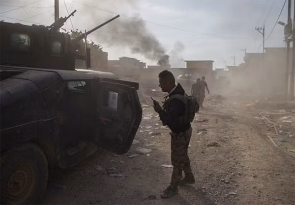 Cận cảnh cuộc giao chiến ác liệt với phiến quân IS ở khu dân cư trung tâm Mosul. Ảnh FNA