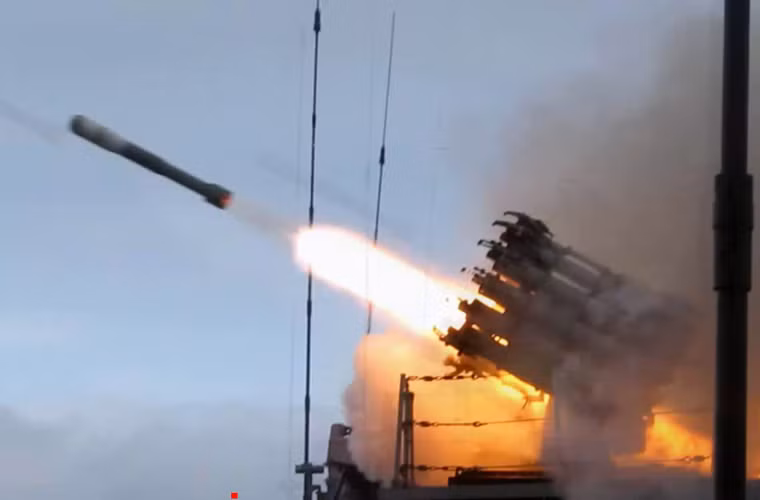Bệ phóng bom RBU-6000 Smerch 2 thiết kế với các giàn phóng rocket hình tròn, lắp 12 ống phóng cỡ 213mm dùng bom phản lực RGB-60 (tầm bắn 350m đến 5,8km, xuyên sâu 10m tới 500m) hoặc bom 90R (tầm bắn 600m đến 4,3km, xuyên sâu 0-1.000m).