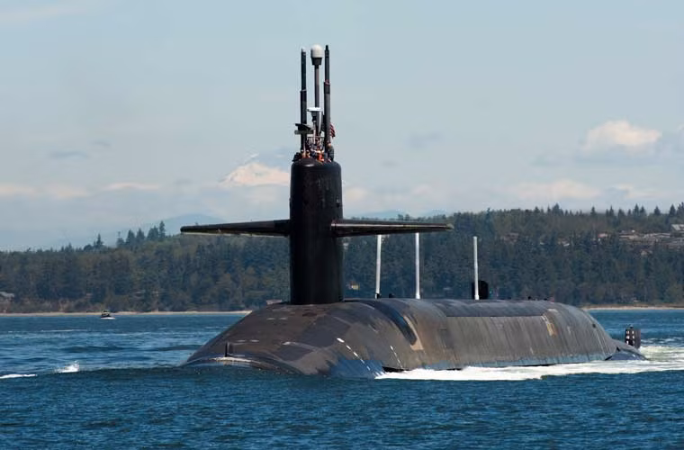 Tàu ngầm chiến lược USS Pennsylvania (SSBN 735) đang trở về cảng nhà Kisap-Bangor sau chuyến tuần tra chiến lược. Khung cảnh nền đẹp như tranh vẽ.