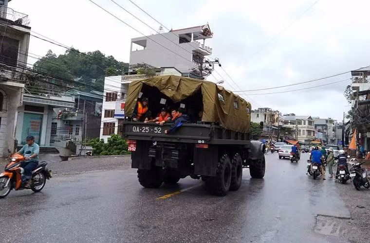 Xe vận tải đơn vị quân đội đóng trên địa bàn tỉnh Quảng Ninh đang trên đường giúp đỡ nhân dân.