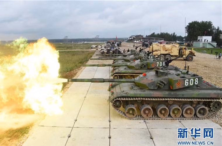 Các xe tăng Type 96A Quân đội Trung Quốc thử pháo 125mm trước khi bước vào cuộc quyết đấu đua tăng Tank Biathlon 2015 tại Nga.