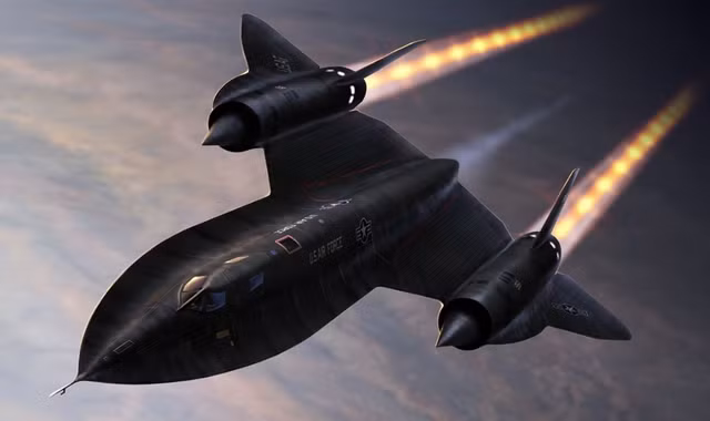 "Hắc điểu" được thiết kế để bay sâu vào lãnh thổ thù địch, sử dụng tốc độ cực nhanh và độ cao lớn để tránh bị đối phương đánh chặn. Trong suốt gần 25 năm phục vụ, Blackbird nổi tiếng với thành tích né tránh được hơn 4.000 quả tên lửa từng nhắm vào nó.