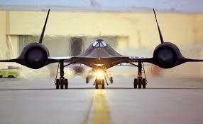 Sau khi sự tồn tại của SR-71 được công bố với công chúng vào tháng 7/1964, nó đã đi vào hoạt động trong Không quân Mỹ (USAF) vào tháng 1/1966. Năm 1989, USAF đã cho nghỉ hưu SR-71, chủ yếu là vì lý do chính trị, mặc dù một số "Hắc điểu" đã được đưa trở lại phục vụ trong thời gian ngắn vào những năm 1990, trước khi cho nghỉ hưu lần thứ hai vào năm 1998.