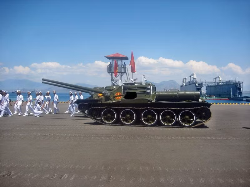 Hơn nữa, sự hợp tác “truyền thống” với Nga không trở thành yếu tố giúp lực lượng vũ trang Việt Nam mua sắm trang bị, vũ khí mới trên quy mô lớn.