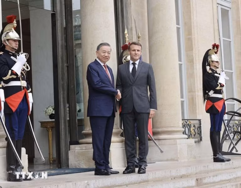Vào ngày 7/10/2024, Chủ tịch nước Việt Nam Tô Lâm đã có chuyến thăm chính thức tới Paris, nơi ông thực hiện cuộc hội đàm với Tổng thống Emmanuel Macron, đặc biệt là về sự phát triển của các hướng hợp tác quốc phòng vốn đã được đặt nền móng.
