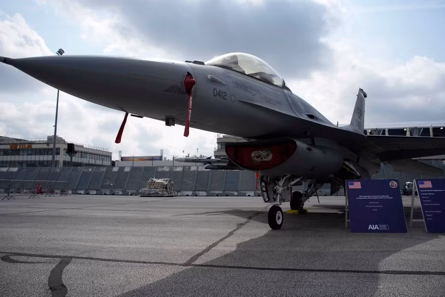 Mặc dù có thông tin cho biết Iran đã nhận được 2 chiếc F-16 để huấn luyện, nhưng điều này nhiều khả năng không chính xác, bất chấp việc đã có hình ảnh về những chiếc F-16 mang màu sơn của Không quân Iran thời điểm trước khi Cách mạng Hồi giáo bùng nổ.