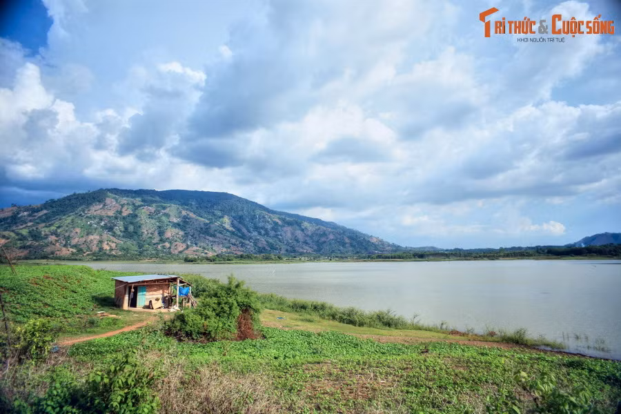 Hai thời điểm đẹp nhất để ngắm hồ là sáng sớm và chiều muộn, khi khung cảnh trở nên huyền ảo nhờ ánh sáng của Mặt Trời thời khắc bình minh và hoàng hôn.