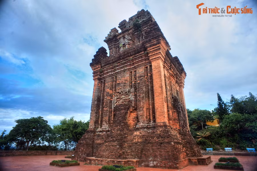  8. Tháp Nhạn. Là một tháp Chăm nằm trên núi Nhạn, Tháp Nhạn là một di tích – thắng cảnh tiêu biểu của thành phố Tuy Hòa và tỉnh Phú Yên. Tháp được người Chăm sinh sống ở lưu vực châu thổ sông Ba xây dựng vào khoảng thế kỉ 12.