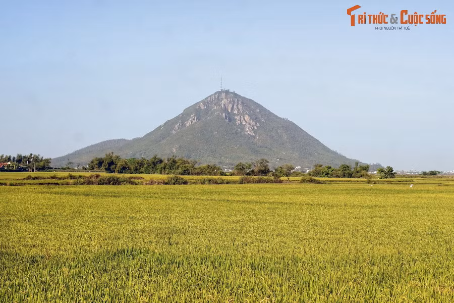  12. Núi Chóp Chài. Cao 391 mét, Núi Chóp Chài nổi lên giữa đồng bằng Tuy Hòa, thuộc địa phận xã Bình Kiến, ngoại ô thành phố Tuy Hòa. Có hình nón cân đối, ngọn núi này được coi là một trong những hình ảnh mang tính biểu tượng về tỉnh Phú Yên.
