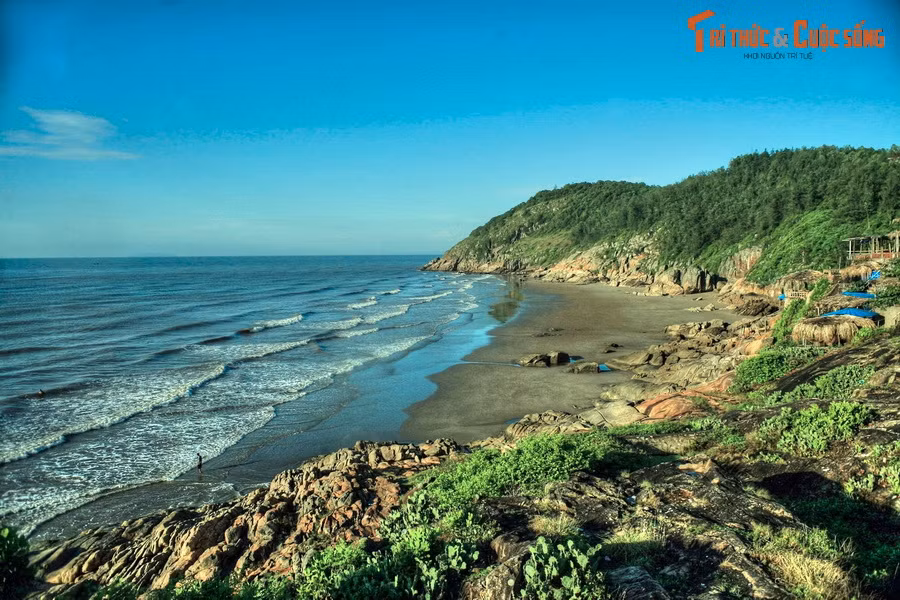 15. Thanh Hóa (102 km bờ biển). Địa phương giáp biển: Nga Sơn, Hậu Lộc, Hoằng Hóa, Sầm Sơn, Quảng Xương, Nghi Sơn. Ảnh: Cảnh biển ở thành phố Sầm Sơn.