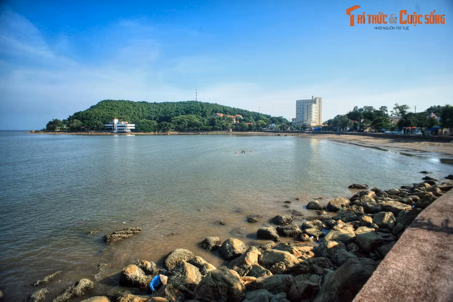  11. Hải Phòng (125 km bờ biển). Địa phương giáp biển: Cát Hải, Hải An, Dương Kinh, Đồ Sơn, Kiến Thụy, Tiên Lãng, Bạch Long Vĩ. Ảnh: Cảnh biển ở quận Đồ Sơn.