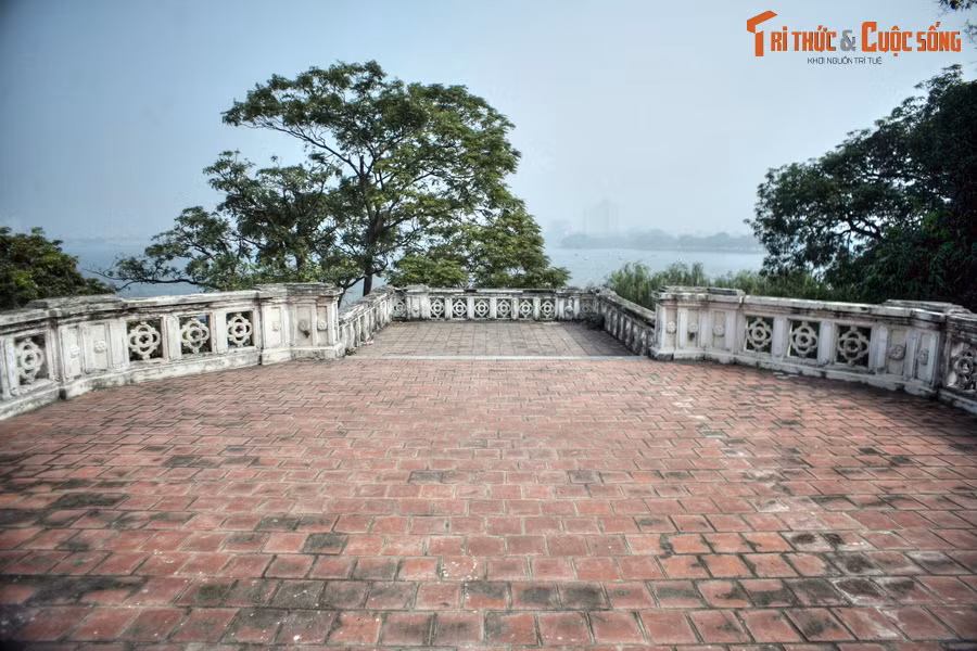 Ban công tầng hai rộng rãi và lồng lộng gió, là nơi có thể nhìn toàn cảnh hồ Tây.