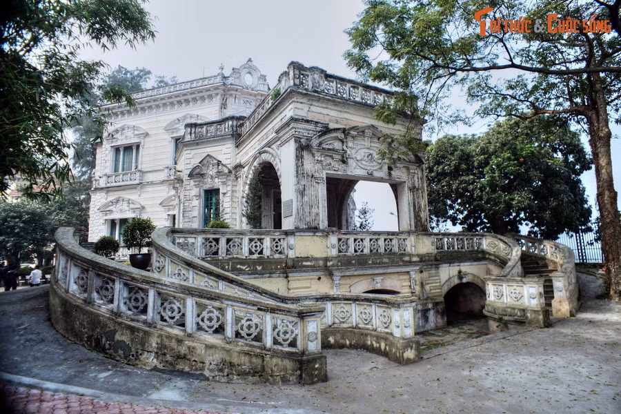 Công trình này thường được gọi là Nhà Bát Giác, được xây dựng từ năm 1898. Lúc mới xây, tòa nhà có tên là Biệt thự Schneider (La villa Schneider), theo tên của chủ biệt thự là ông chủ xưởng giấy người Pháp Henri Schneider.