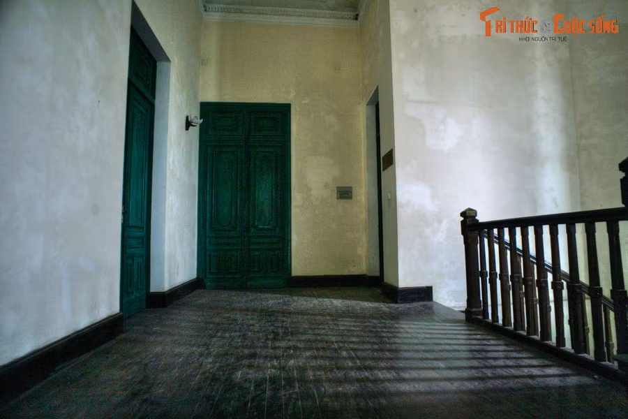 Về mặt công năng, khu vực chính của tòa biệt thự cổ kính được dùng làm thư viện của trường. Ngoài ra, một số căn phòng được sử dụng cho các mục đích khác nhau.