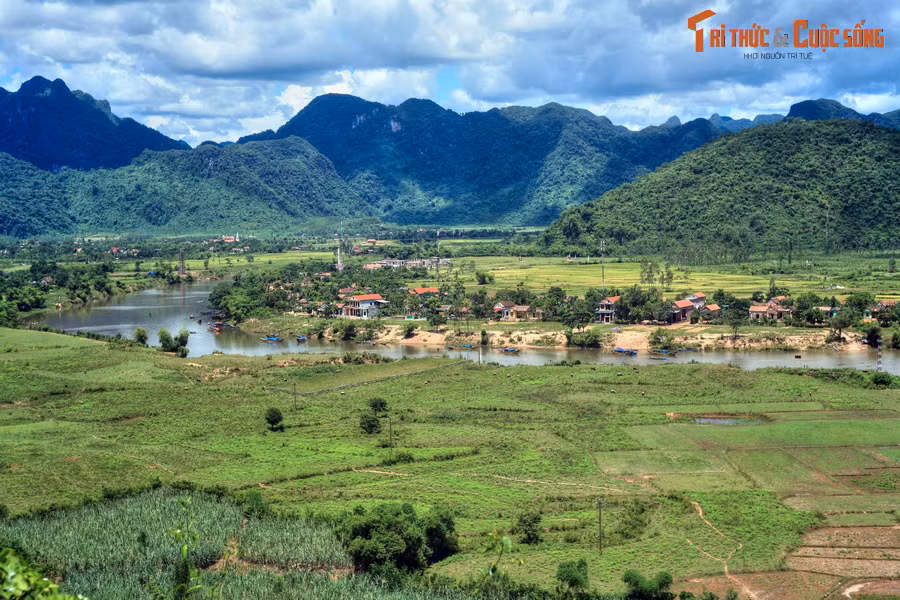 Ruộng đồng và xóm làng được bao quanh bởi những dãy núi đá vôi trùng điệp ở khu vực Phong Nha - Kẻ Bàng.