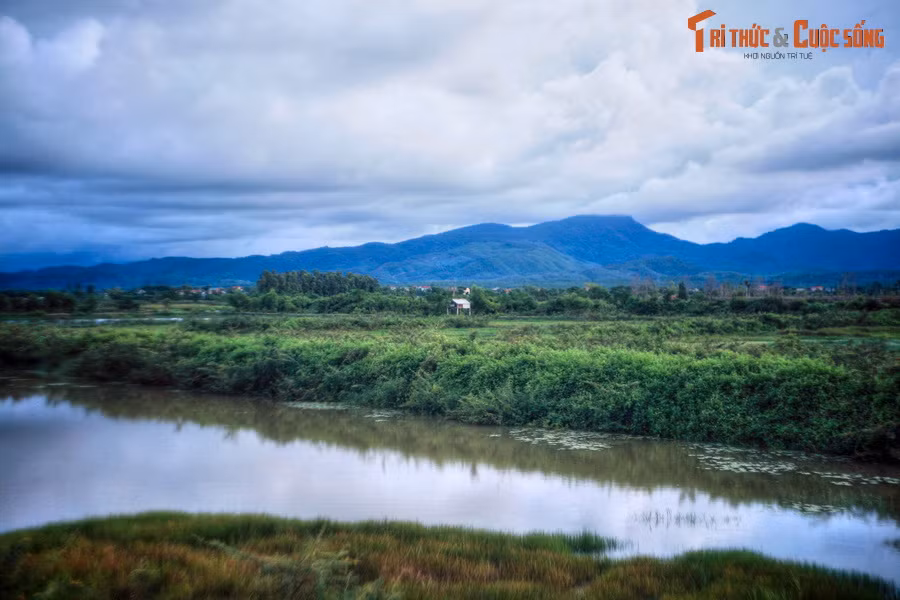 Dãy Trường Sơn hùng vĩ nhìn từ Quốc lộ 1A ở phía Tây thành phố Đồng Hới.