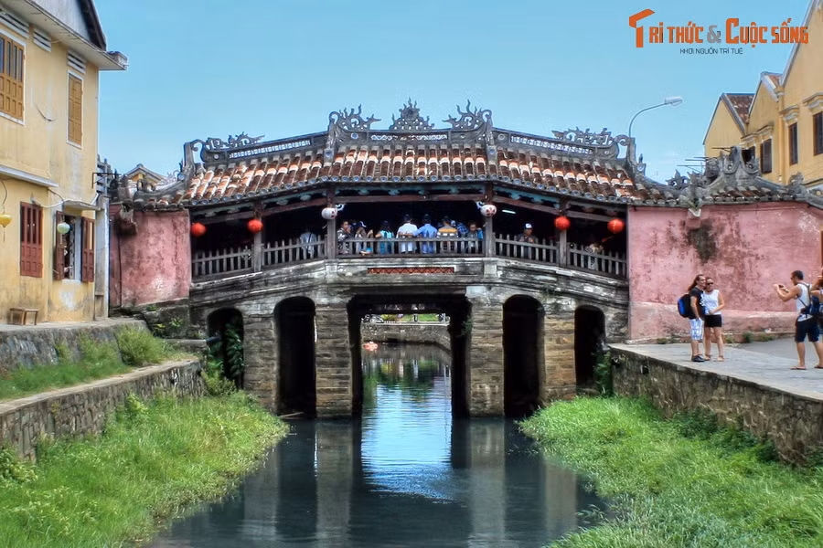  8. Đô thị cổ Hội An - Quảng Nam. Nằm ở thành phố Hội An, tỉnh Quảng Nam, Di sản văn hóa thế giới Đô thị cổ Hội An có sức hút mạnh mẽ với du khách trong và ngoài nước nhờ vô số công trình kiến trúc cổ kính và nhiều nét văn hóa truyền thống đặc sắc.
